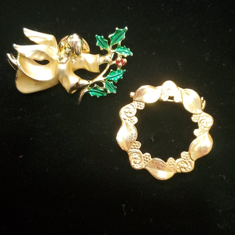 Vtg Gigi Giusti gold angel pin, gold wreath pin